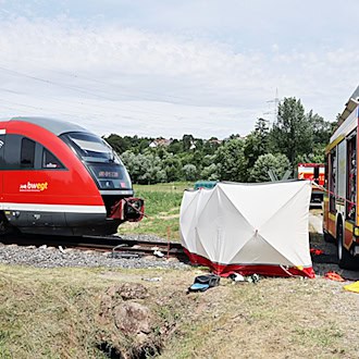 Auch die Feuerwehr war nach dem Unfall im Einsatz.  / Foto: Ralf Hettler/dpa
