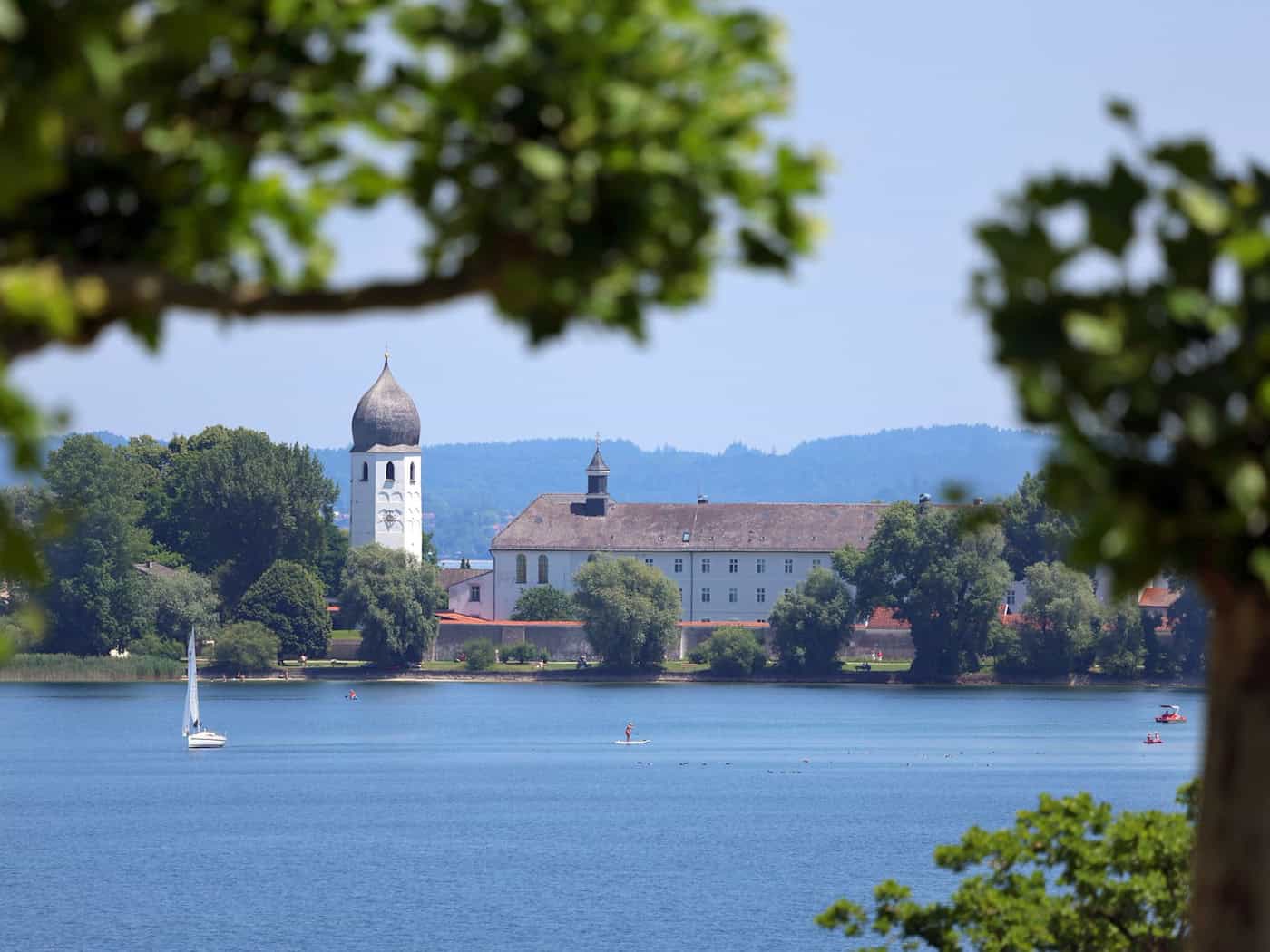 Der Chiemsee mit der Fraueninsel ist ein beliebtes Ausflugsziel in Oberbayern. (Archivbild) / Foto: Karl-Josef Hildenbrand/dpa