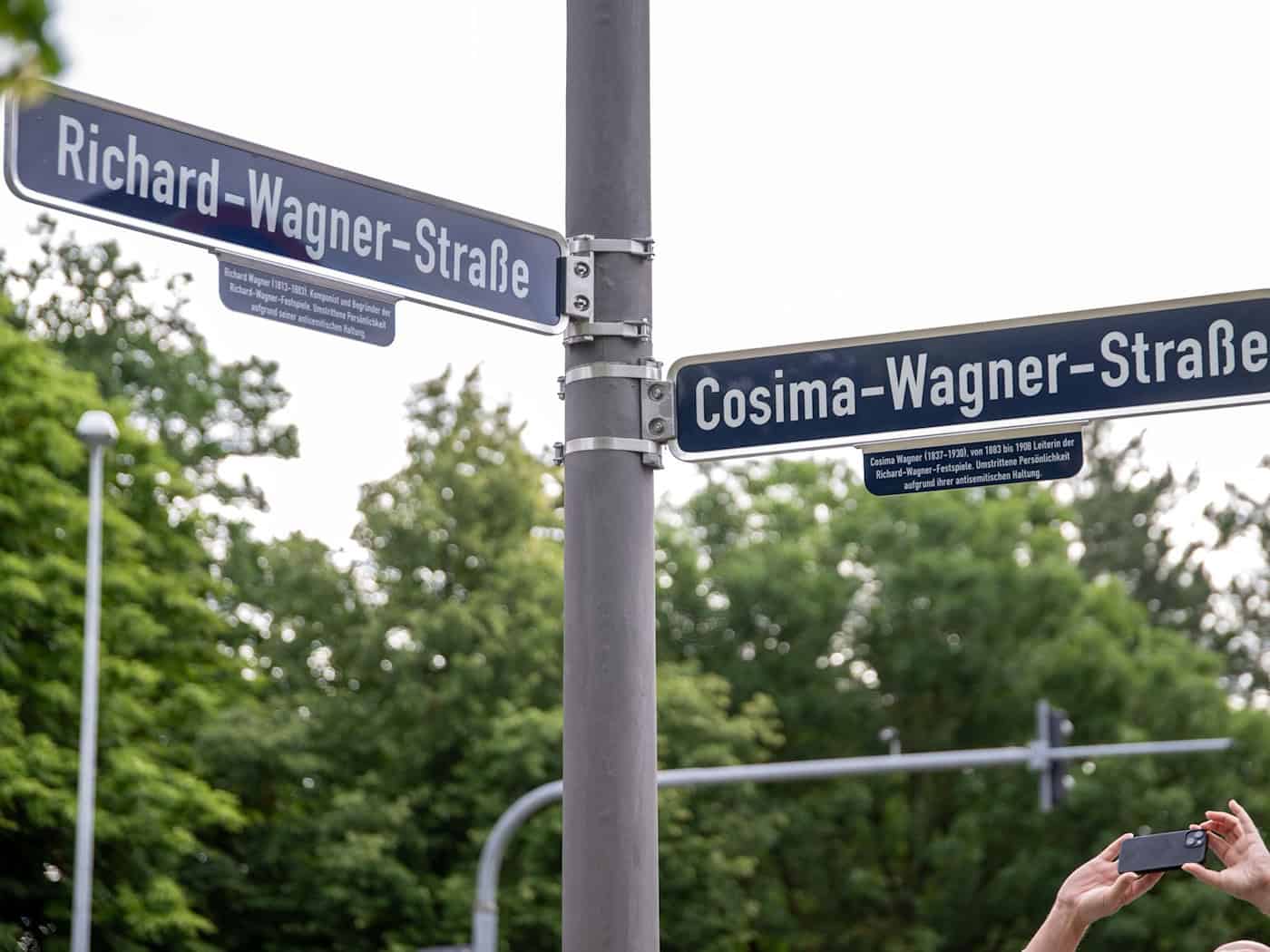 An den Straßen, die Richard und Cosima Wagner gewidmet sind, gibt es nun in Bayreuth Ergänzungsschilder wegen ihrer antisemitischen Haltung.  / Foto: Pia Bayer/dpa