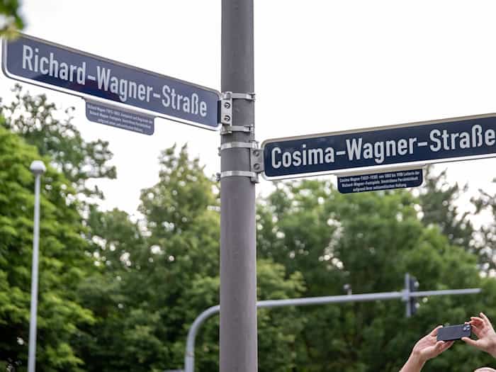 An den Straßen, die Richard und Cosima Wagner gewidmet sind, gibt es nun in Bayreuth Ergänzungsschilder wegen ihrer antisemitischen Haltung.  / Foto: Pia Bayer/dpa