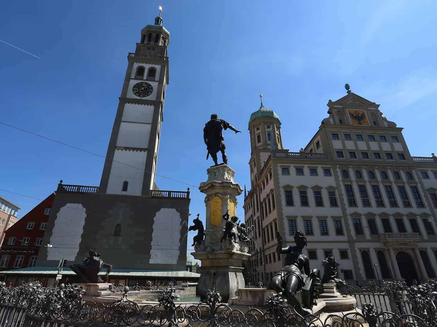 Der Perlachturm vor der derzeit laufenden Generalsanierung. Bis der Turm wieder so zu sehen sein wird, wird es mindestens noch zwei Jahre dauern. (Archivbild)  / Foto: Karl-Josef Hildenbrand/dpa