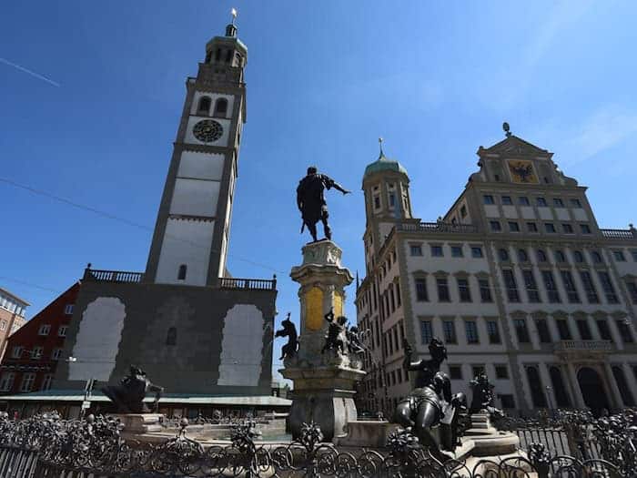 Der Perlachturm vor der derzeit laufenden Generalsanierung. Bis der Turm wieder so zu sehen sein wird, wird es mindestens noch zwei Jahre dauern. (Archivbild)  / Foto: Karl-Josef Hildenbrand/dpa