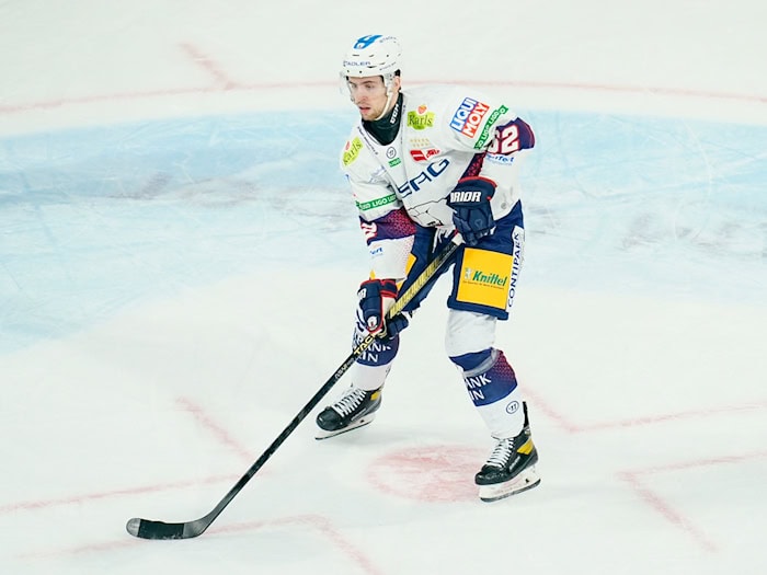 Spielt künftig in Schwenningen: Thomas Schemitsch. (Archivbild) / Foto: Uwe Anspach/dpa