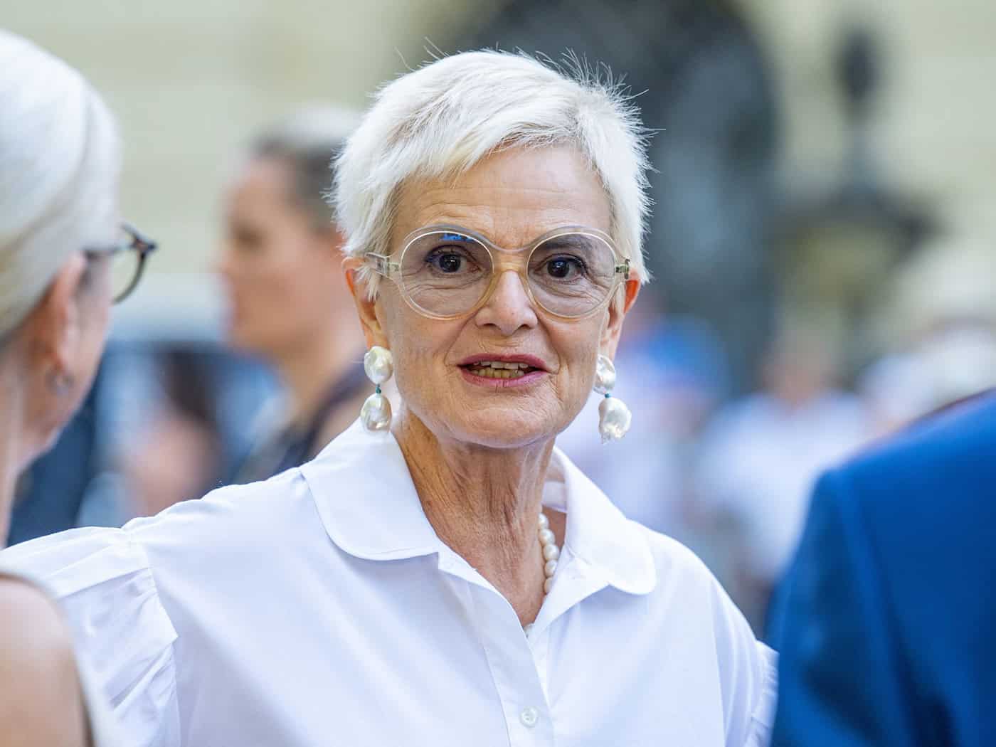 Gloria Fürstin von Thurn und Taxis mischte sich bei der Premiere der Schlossfestspiele in Regensburg unter das Publikum. / Foto: Armin Weigel/dpa