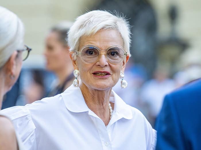 Gloria Fürstin von Thurn und Taxis mischte sich bei der Premiere der Schlossfestspiele in Regensburg unter das Publikum. / Foto: Armin Weigel/dpa