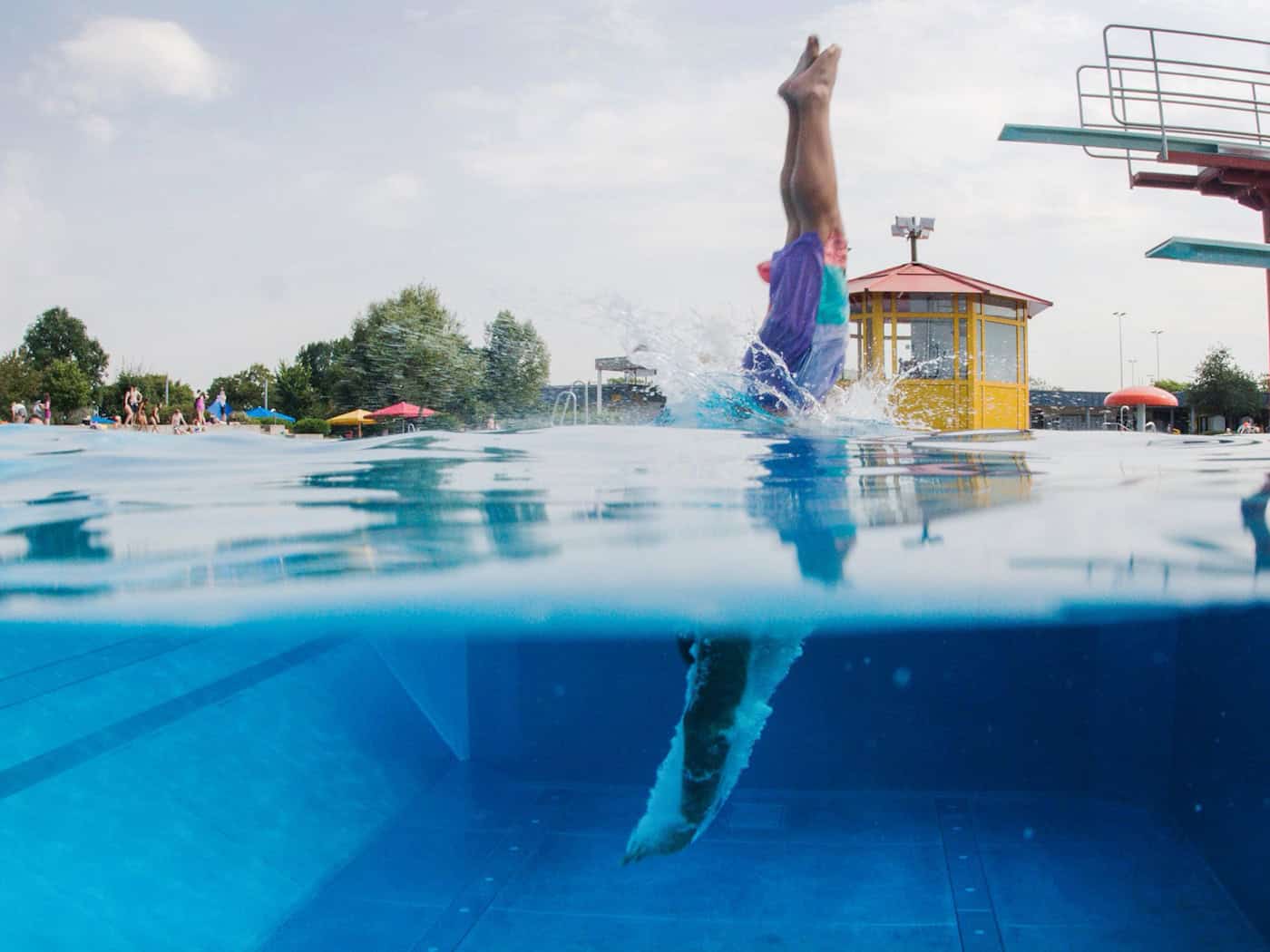 Die beiden Schwimmer zogen die Frau aus dem Wasser. (Symbolbild) / Foto: Jana Bauch/dpa/dpa-tmn