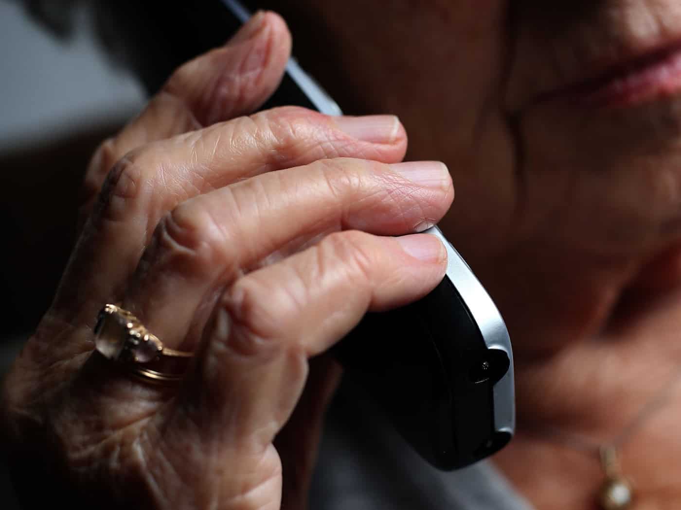 Die Seniorin übergibt den Betrügern Bargeld und Wertgegenstände in einem Schuhkarton. (Symbolbild) / Foto: Karl-Josef Hildenbrand/dpa/dpa-tmn