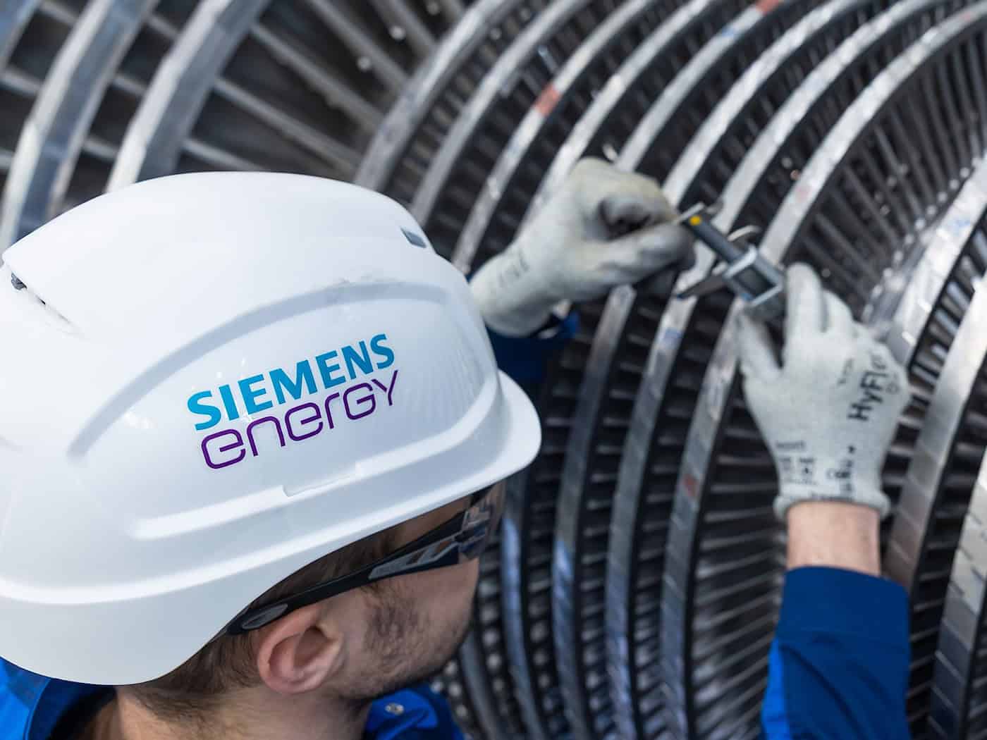 Dieser Mitarbeiter braucht einen neuen Helm: Siemens Energy ändert seinen Namen. (Archivbild) / Foto: Jürgen Lösel/dpa