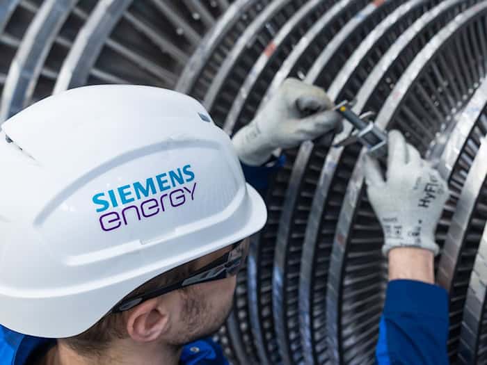 Dieser Mitarbeiter braucht einen neuen Helm: Siemens Energy ändert seinen Namen. (Archivbild) / Foto: Jürgen Lösel/dpa