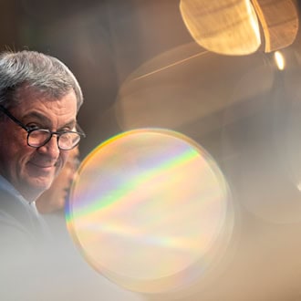 CSU-Chef Söder warnt vor dramatischen Folgen für den Wohlstand in Deutschland, wenn es nicht gelingt, die kriselnde Autoindustrie im Land wieder auf Erfolgskurs zu bringen. / Foto: Peter Kneffel/dpa