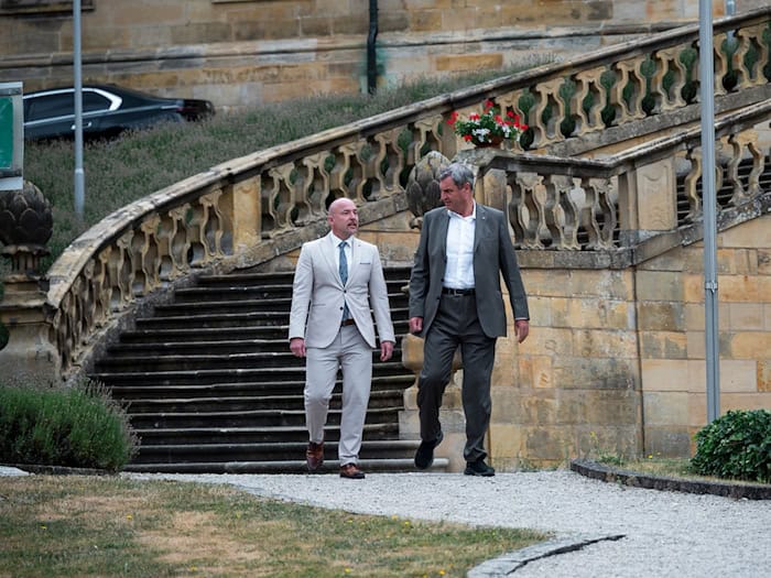 Bayerns Ministerpräsident Markus Söder (rechts) und CSU-Landesgruppenchef Alexander Hoffmann wollen Verschärfungen bei der Fahndung nach Islamisten. / Foto: Daniel Vogl/dpa