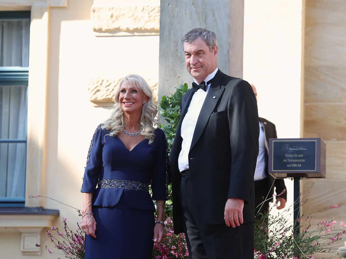 «Es wird schon alles seinen Gang gehen», sagt Söder zur Regierungsumbildung in Berlin am Rande des Festspieljubiläums in Bayreuth. / Foto: Karl-Josef Hildenbrand/dpa