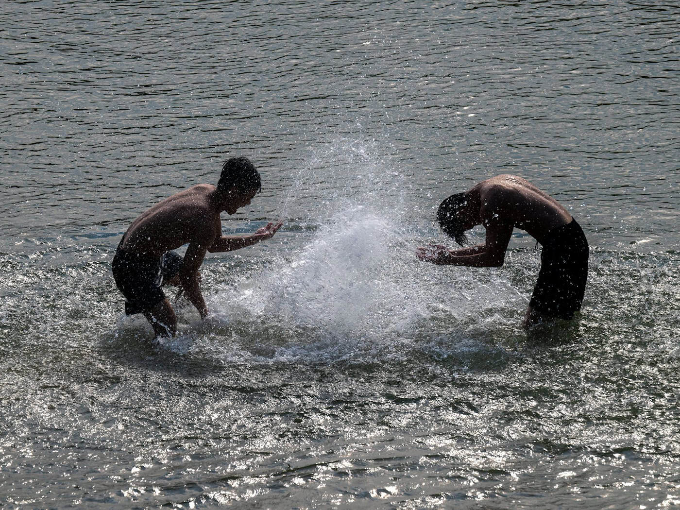 Es wird wieder sommerlich heiß im Freistaat. (Symbolbild) / Foto: Peter Kneffel/dpa