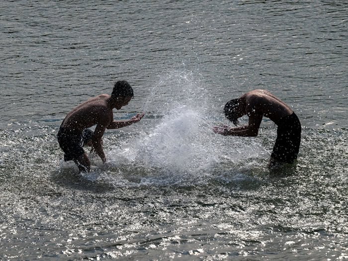 Es wird wieder sommerlich heiß im Freistaat. (Symbolbild) / Foto: Peter Kneffel/dpa