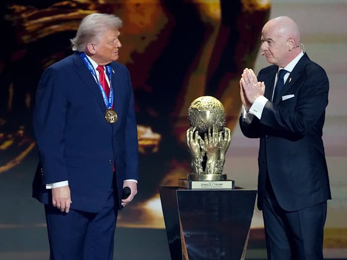 Was lief da zwischen US-Präsident Trump (l) und FIFA-Präsident Infantino? (Archivbild) / Foto: Chris Carlson/AP/dpa