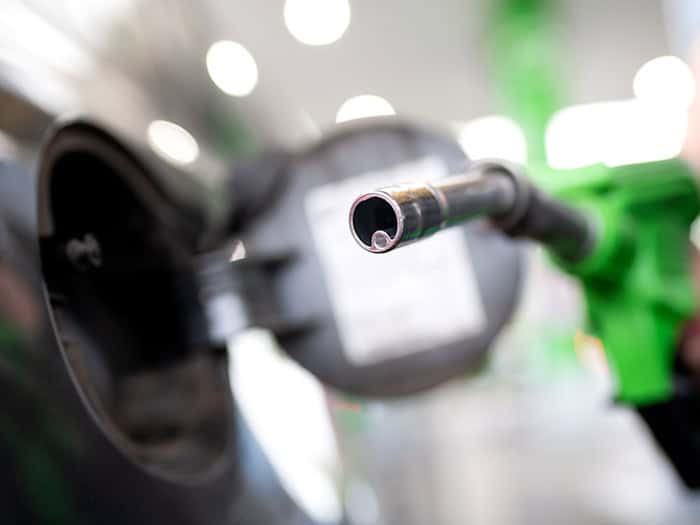 Auch wenn sie ihr Auto schon neben der Zapfsäule geparkt hatte, kam die 37-Jährige nicht zum Tanken. Kurz darauf endete der Tankversuch für sie mit einem Schlag ins Gesicht. (Symbolbild) / Foto: Sven Hoppe/dpa