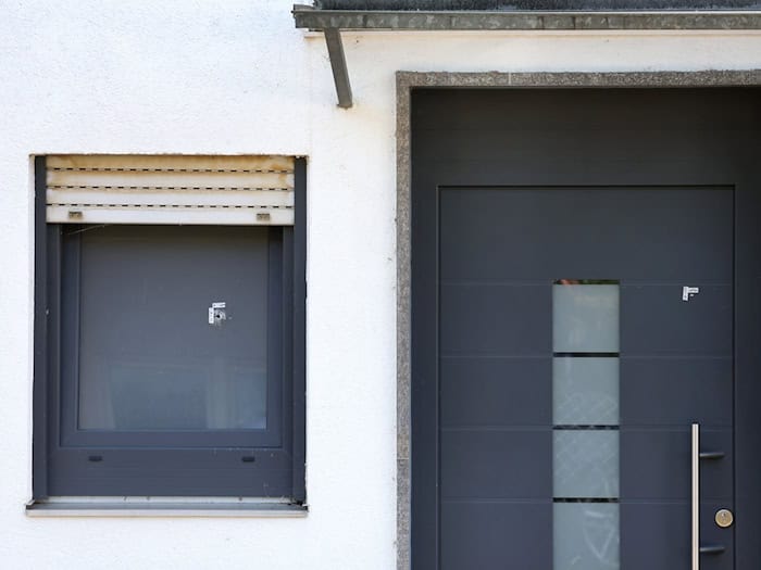 Das Haus weist mehrere Einschusslöcher auf.  / Foto: Karl-Josef Hildenbrand/dpa