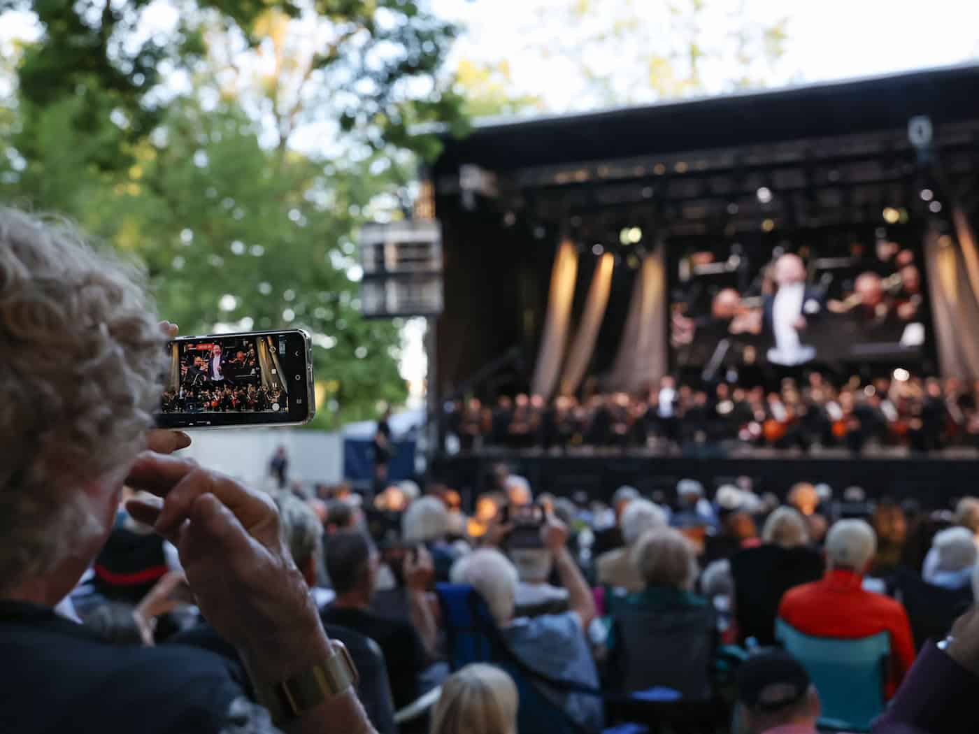 Das Open-Air-Konzert gehört inzwischen zur Festspiel-Tradition. / Foto: Daniel Löb/dpa