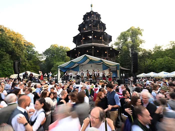 In den vergangenen Jahren besuchten meist mehr als 10.000 Menschen den Kocherlball am Chinesischen Turm. (Archivbild) / Foto: Felix Hörhager/dpa