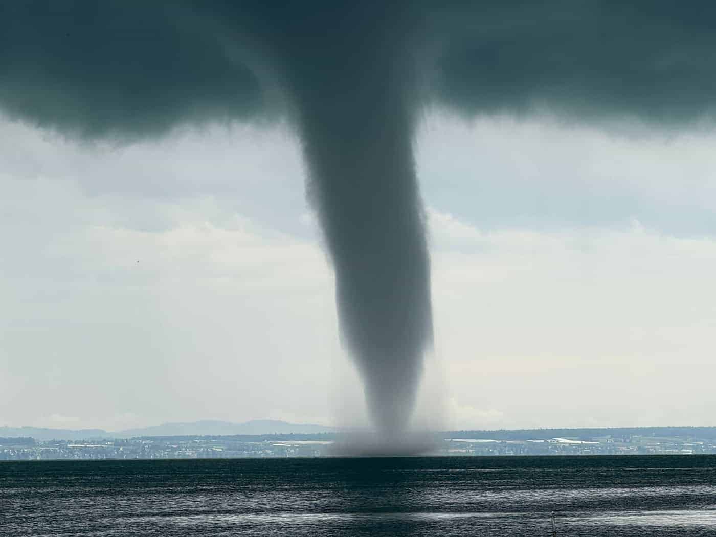 Am Mittwochmittag hat sich ein Tornado auf dem Bodensee vor Friedrichshafen gebildet.  / Foto: Kraus/swd-medien/dpa