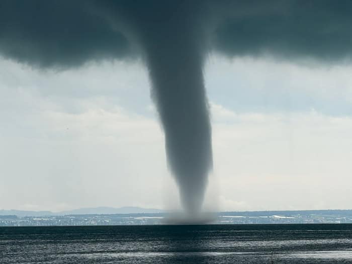 Am Mittwochmittag hat sich ein Tornado auf dem Bodensee vor Friedrichshafen gebildet.  / Foto: Kraus/swd-medien/dpa