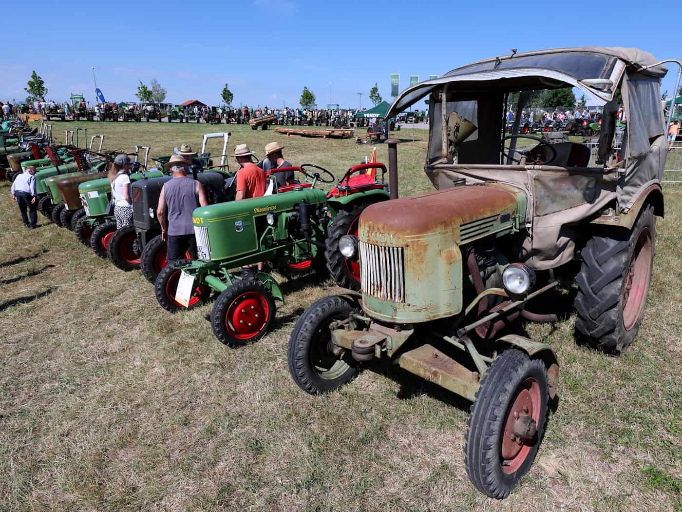 Ein Oldtimer-Traktor schöner als der andere. / Foto: Karl-Josef Hildenbrand/dpa