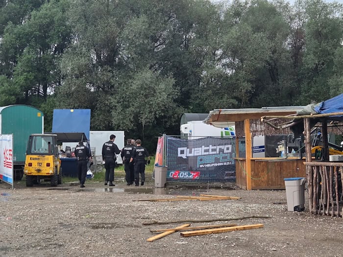 Nach der Tat wurde das Dorffest in Egling abgebrochen.  / Foto: Dominik Stallein/Münchner Merkur/dpa
