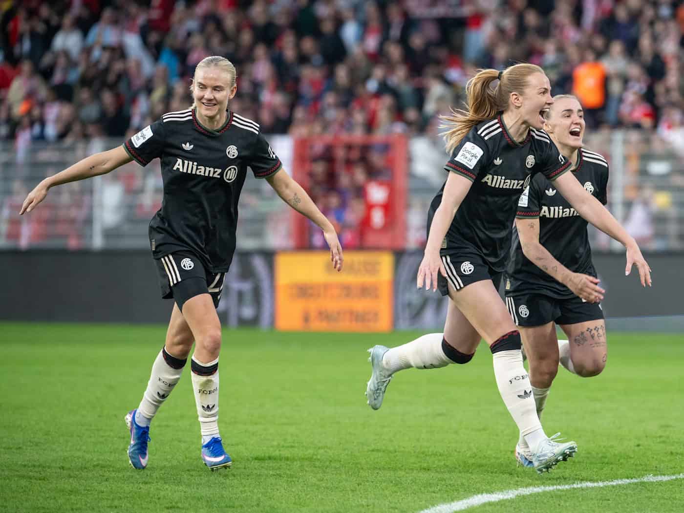 Pernille Harder (l) und die Bayern-Frauen siegten in der vergangenen Spielzeit mit 3:2 in Berlin. (Archivbild)  / Foto: Soeren Stache/dpa