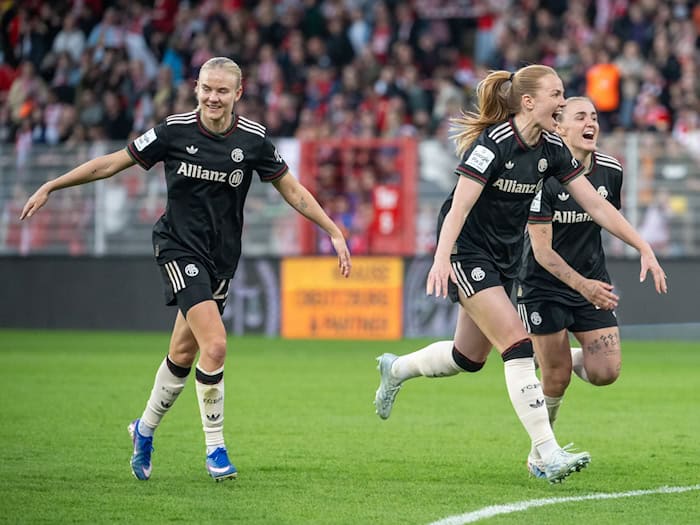 Pernille Harder (l) und die Bayern-Frauen siegten in der vergangenen Spielzeit mit 3:2 in Berlin. (Archivbild)  / Foto: Soeren Stache/dpa