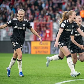 Pernille Harder (l) und die Bayern-Frauen siegten in der vergangenen Spielzeit mit 3:2 in Berlin. (Archivbild)  / Foto: Soeren Stache/dpa