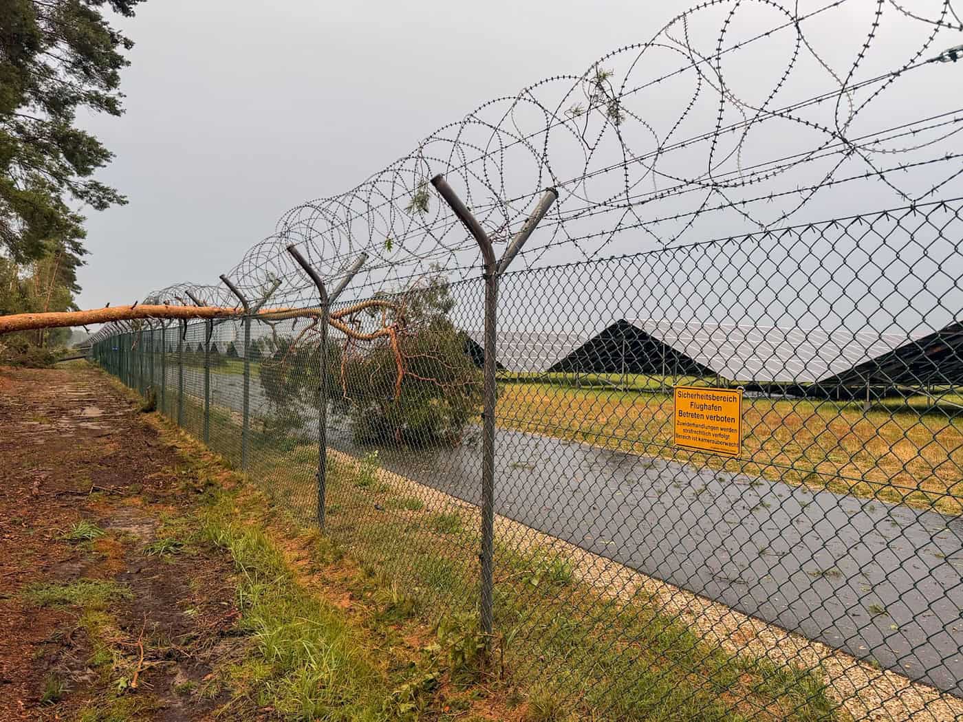 Wetterbedingt musste der Flugbetrieb am Abend vorübergehend eingestellt werden. / Foto: Lars Haubner/NEWS5/dpa