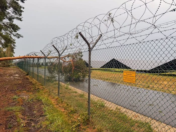 Wetterbedingt musste der Flugbetrieb am Abend vorübergehend eingestellt werden. / Foto: Lars Haubner/NEWS5/dpa