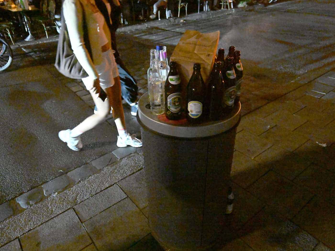 Die Richter befassen sich mit einem Verbot der Stadt München. Demnach darf ein Gastronom nach 22.00 kein Flaschenbier zum Mitnehmen mehr verkaufen.  / Foto: Felix Hörhager/dpa