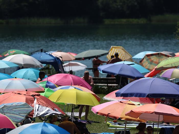 Zum Ferienstart dürften wieder viele Menschen in Bayern Abkühlung suchen. (Archivbild) / Foto: Karl-Josef Hildenbrand/dpa