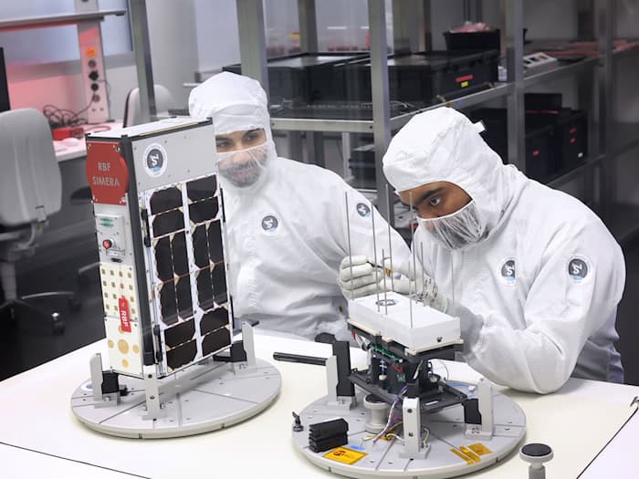 Die Arbeit an den kleinen Satelliten ist äußerst kompliziert. (Archivbild) / Foto: Karl-Josef Hildenbrand/dpa