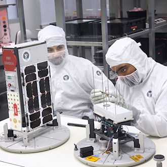 Die Arbeit an den kleinen Satelliten ist äußerst kompliziert. (Archivbild) / Foto: Karl-Josef Hildenbrand/dpa
