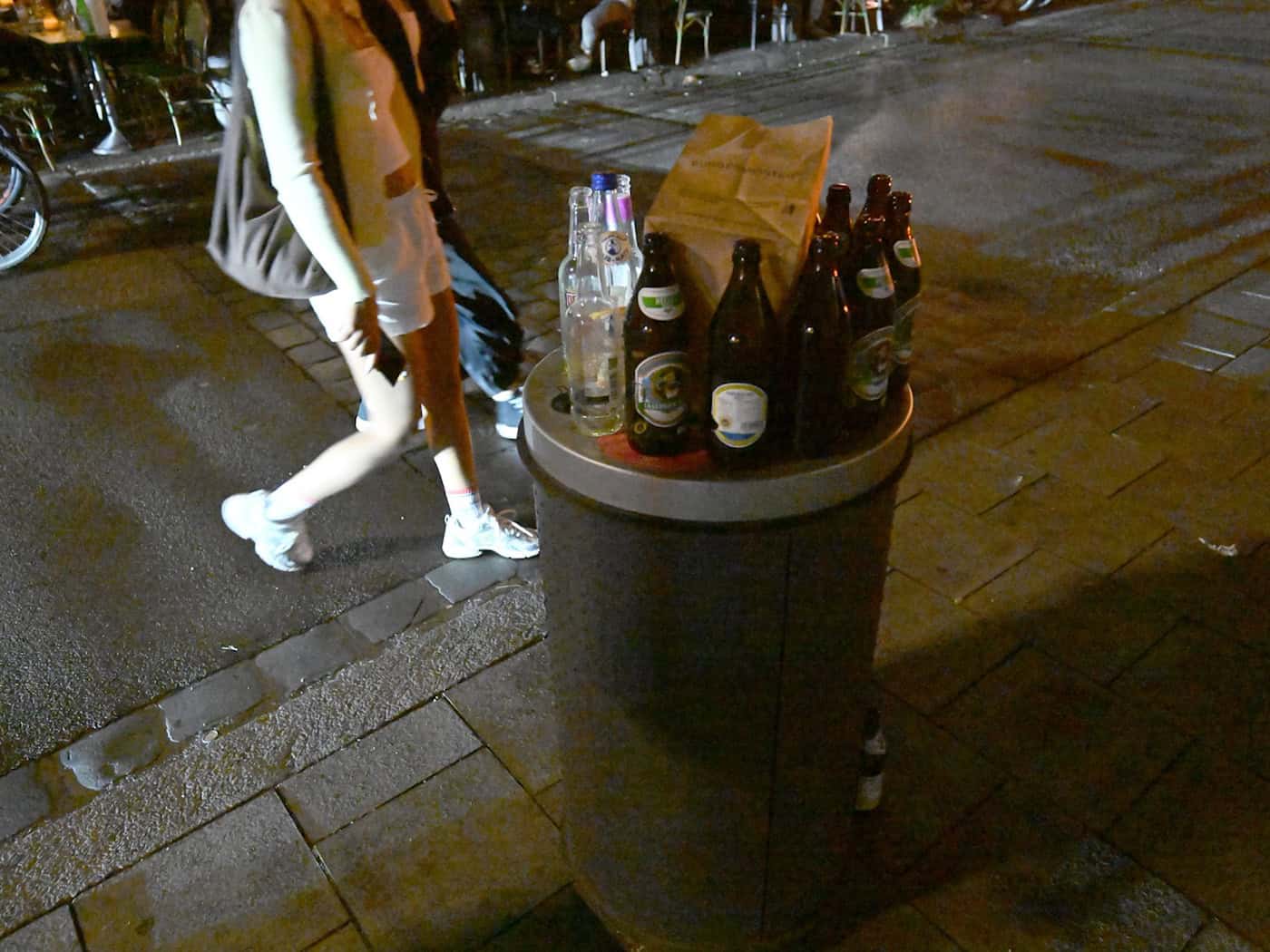 Die Richter befassen sich mit einem Verbot der Stadt München. Demnach darf ein Gastronom nach 22.00 kein Flaschenbier zum Mitnehmen mehr verkaufen.  / Foto: Felix Hörhager/dpa