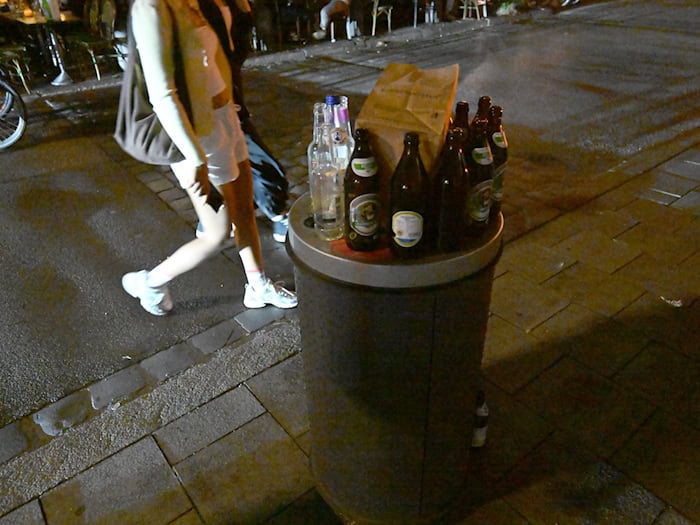 Die Richter befassen sich mit einem Verbot der Stadt München. Demnach darf ein Gastronom nach 22.00 kein Flaschenbier zum Mitnehmen mehr verkaufen.  / Foto: Felix Hörhager/dpa