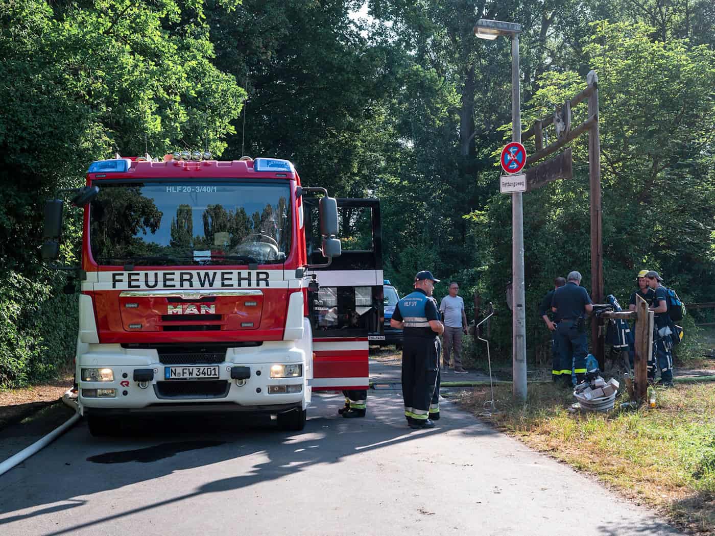 Einsatzkräfte der Feuerwehr überwachen das Areal auch Stunden nach dem Feuer. / Foto: dvo/dpa