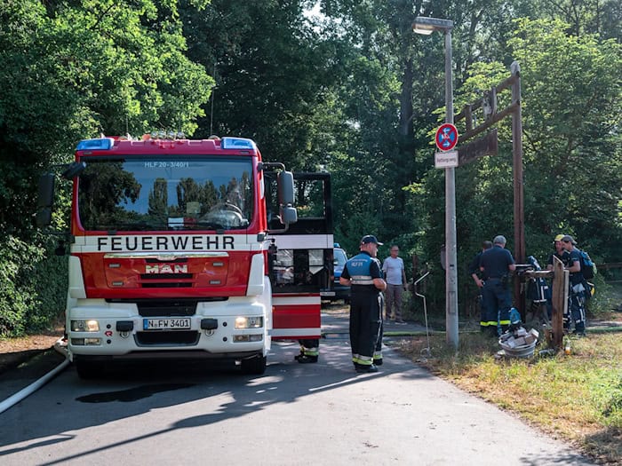 Einsatzkräfte der Feuerwehr überwachen das Areal auch Stunden nach dem Feuer. / Foto: dvo/dpa
