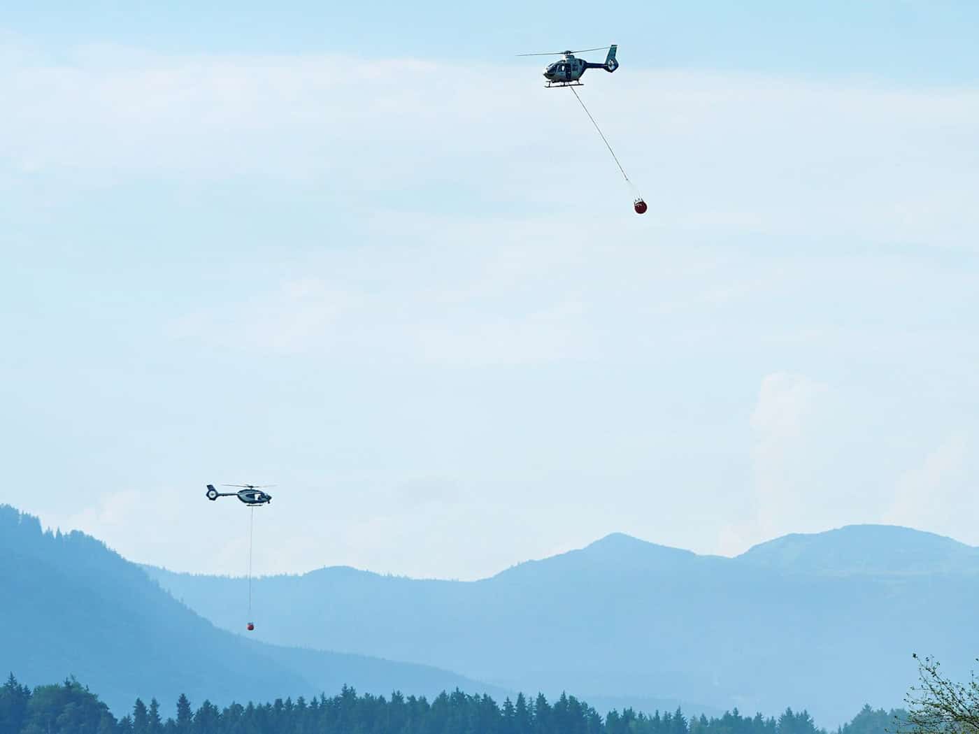 Hubschrauber bringen Löschwasser zu einem Wald- und Moorbrand. (Archivbild) / Foto: Uwe Lein/dpa