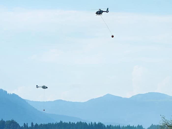 Hubschrauber bringen Löschwasser zu einem Wald- und Moorbrand. (Archivbild) / Foto: Uwe Lein/dpa