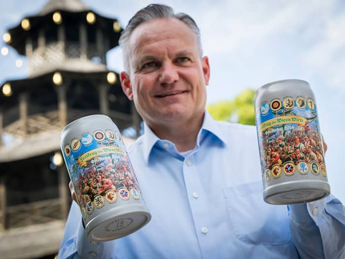 Wiesnchef Christian Scharpf zeigt den aktuellen Maßkrug der Wiesnwirte. / Foto: Peter Kneffel/dpa