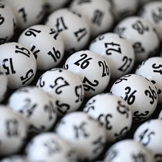 Die Staatliche Lotterie- und Spielbankverwaltung erzielte im ersten Halbjahr einen Umsatz von 641,8 Millionen Euro. (Symbolbild) / Foto: Arne Dedert/dpa