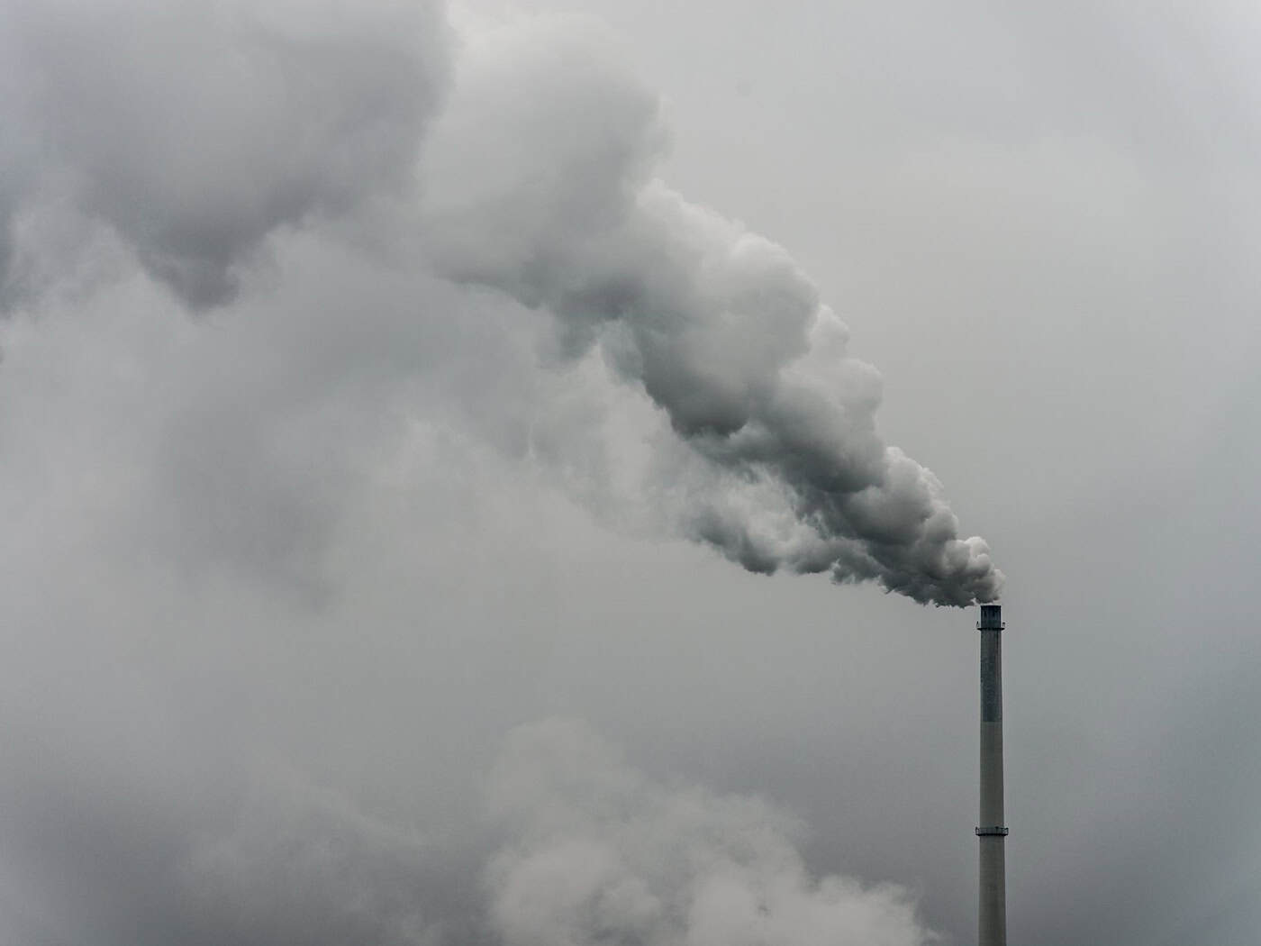 Die Aussichten für die bayerische Industrie bleiben düster. (Symbolbild)    / Foto: Armin Weigel/dpa