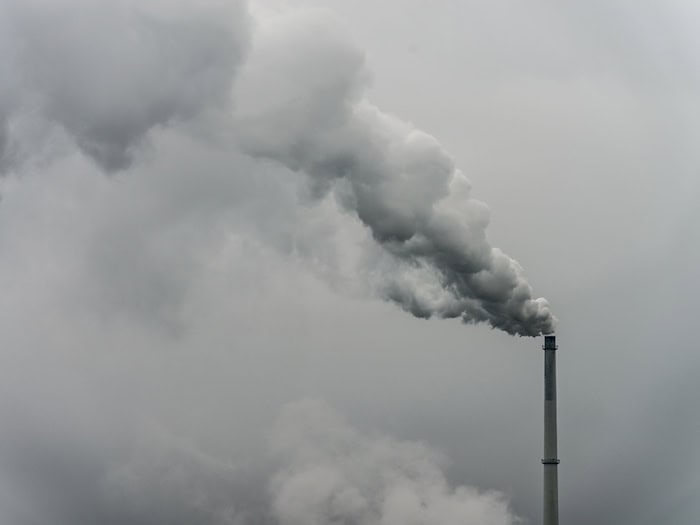 Die Aussichten für die bayerische Industrie bleiben düster. (Symbolbild)    / Foto: Armin Weigel/dpa
