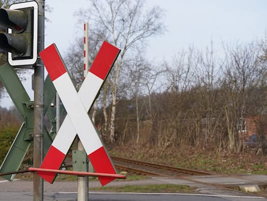 Zug kollidiert mit Auto - Mutter und Kleinkind verletzt