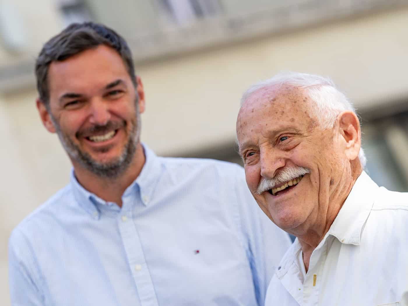 Sie haben gut lachen: Rentner Bruno Schmaus hat dem Münchner Kommissariat eine Festnahme beschert. / Foto: Lennart Preiss/dpa