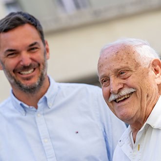 Sie haben gut lachen: Rentner Bruno Schmaus hat dem Münchner Kommissariat eine Festnahme beschert. / Foto: Lennart Preiss/dpa
