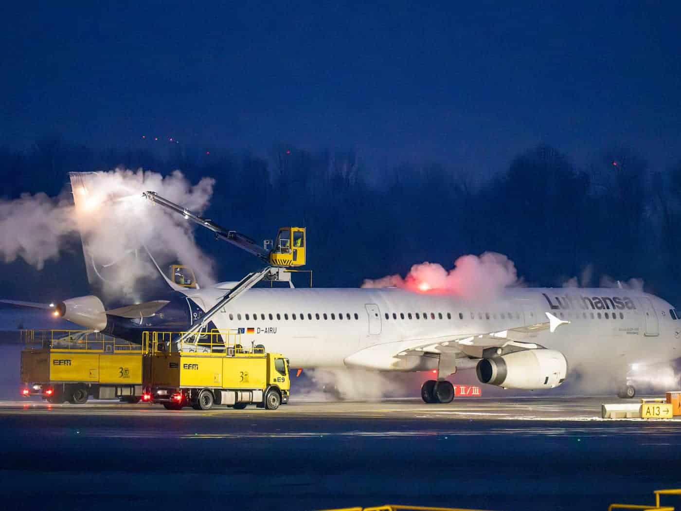 Fünf Lufthansa-Flugzeuge konnten wegen Schneefalls in der Februarnacht nicht abheben. (Symbolbild) / Foto: Peter Kneffel/dpa